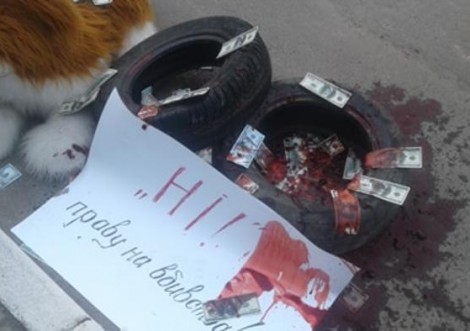 Аварія з дружиною прокурора: долари у крові викинули під прокуратуру Сумщини (+відео)
