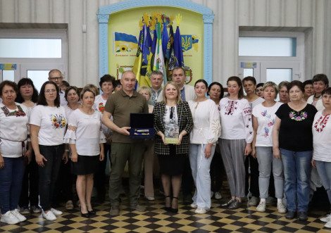 Міський голова зустрівся з освітянами громади та привіз відзнаку «Місто-Герой України»