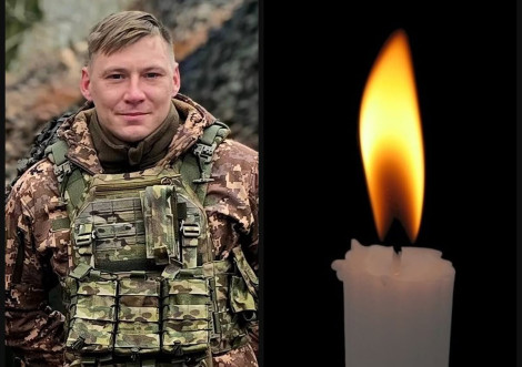 Тростянець схиляє голову перед Героєм Андрієм Святушенком