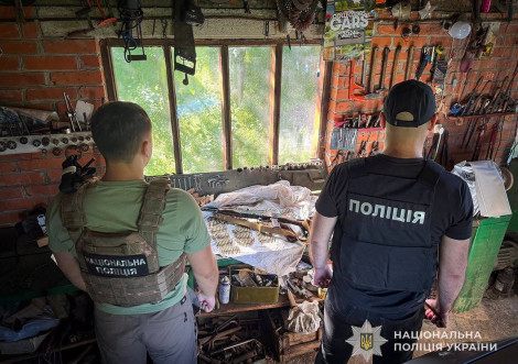 На Охтирщині 63-річному чоловіку повідомили про підозру за зберігання автомата та понад 500 набоїв