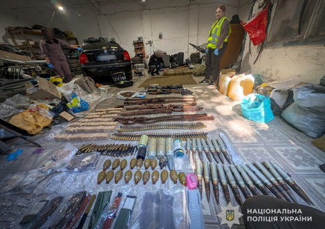 У Тростянці вилучили арсенал зброї - затримано 41-річного чоловіка