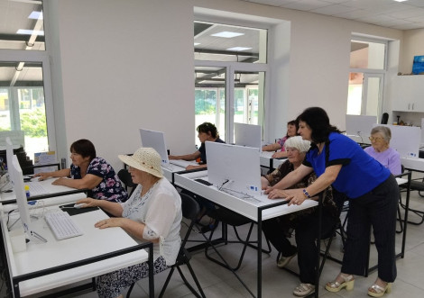 У Тростянецькій бібліотеці люди поважного віку опановують комп'ютерну грамотність