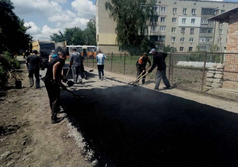 У Тростянці триває благоустрій прибудинкових територій
