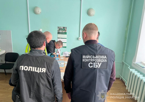 Поліцейські повідомили про підозру лікарю за отримання неправомірної вигоди у Тростянці