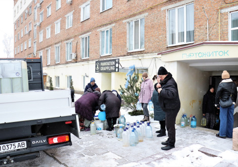Розпочато підвіз води мешканцям Цукрозаводського мікрорайону через аварію на водозаборі