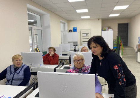 У Тростянецькій бібліотеці продовжуються заняття з комп'ютерної грамотності
