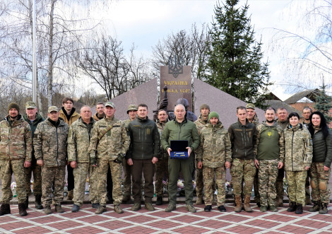 Юрій Бова привітав бійців ДФТГ «Тростянець-1» з присвоєнням міста-Героя