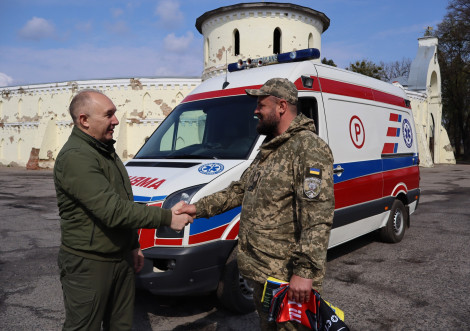 Тростянецька громада передала два автомобілі швидкої допомоги для ЗСУ